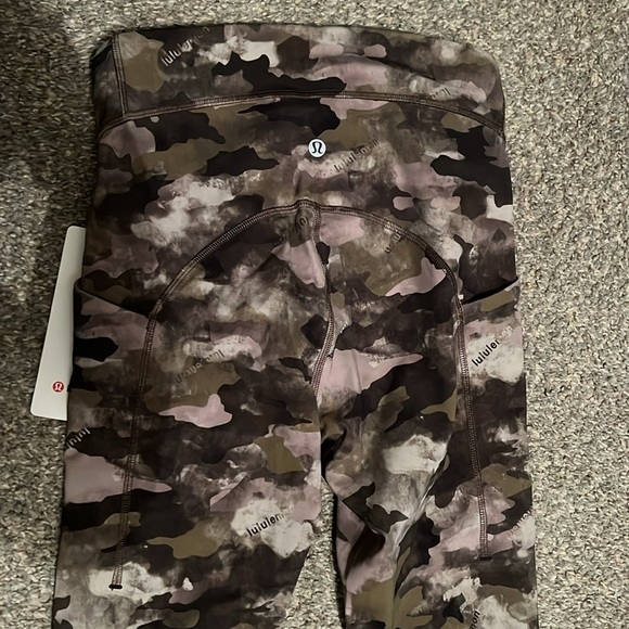 Lululemon power thru HR tight. 4 - Picture 7 of 7